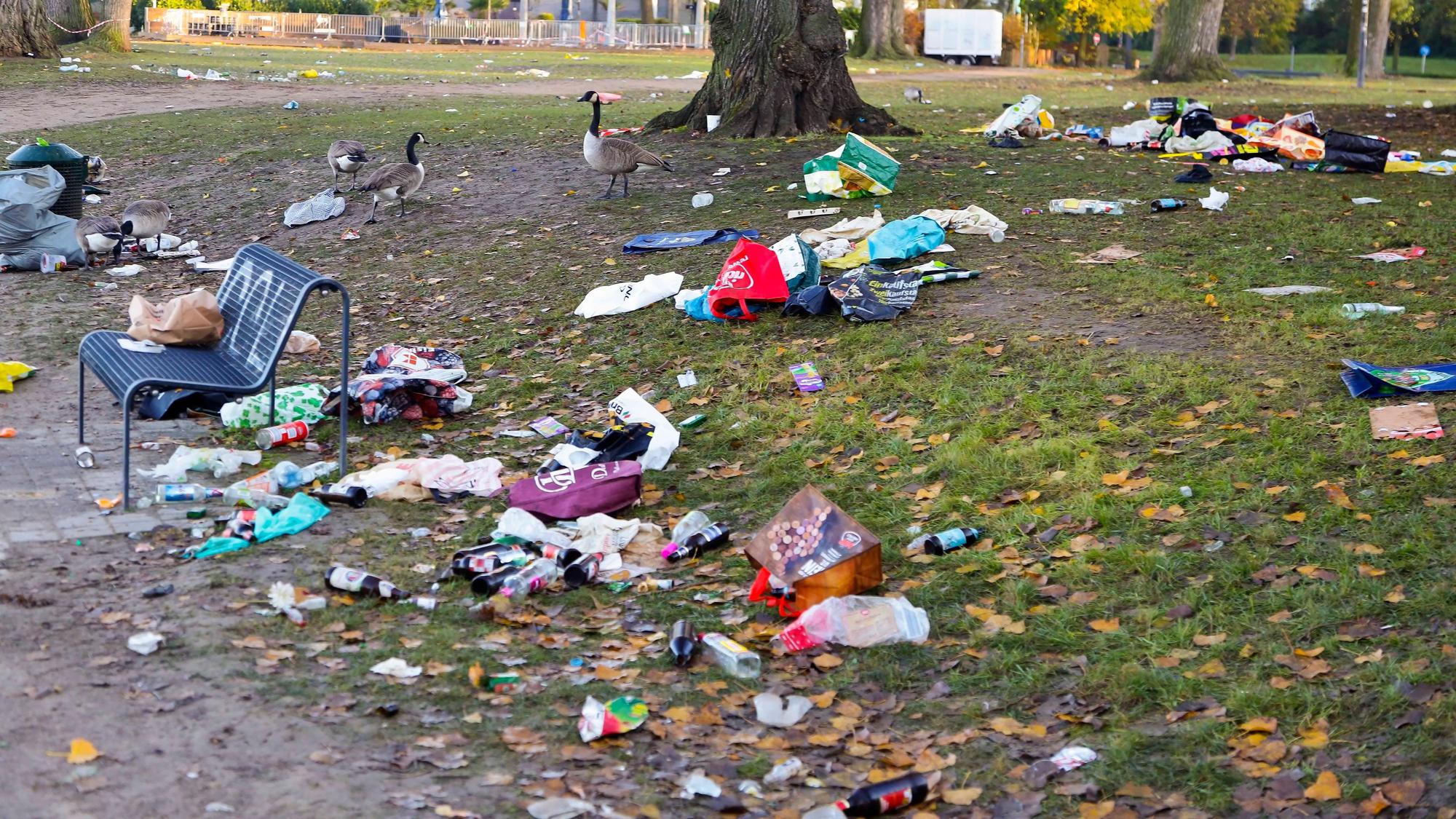 Aachener Weiher: Aufräumarbeiten der AWB nach dem Sessionsauftakt.