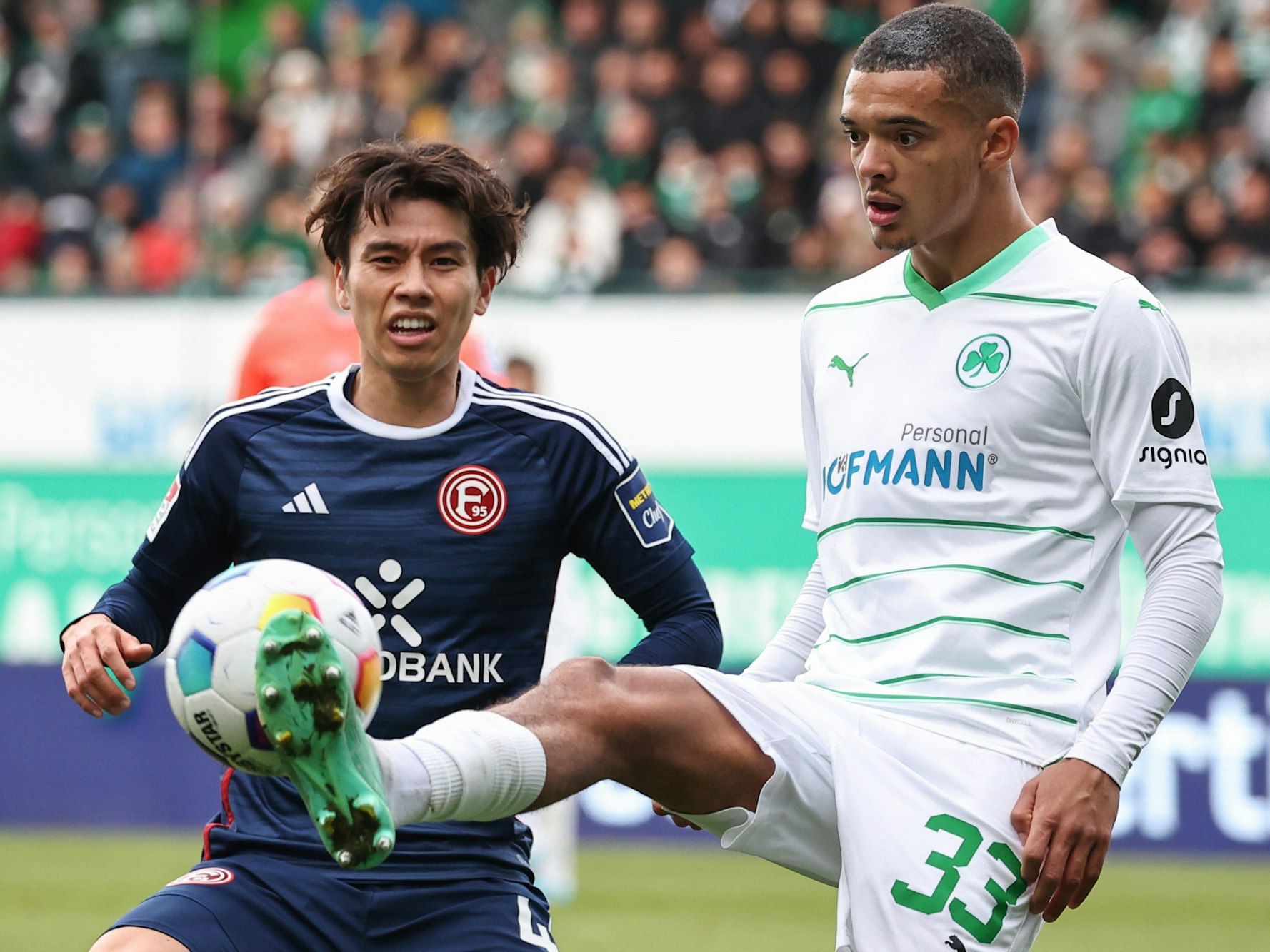 Der Fürther Maximilian Solomon Dietz (r) kämpft mit Ao Tanaka von Fortuna Düsseldorf um den Ball.