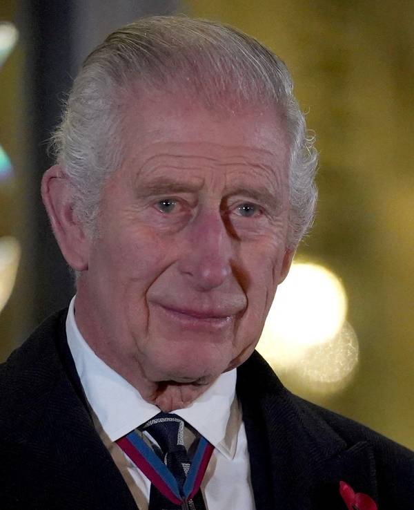 Mit Tränen in den Augen und tief berührt hat König Charles III. 11. November 2023 in London eine Statue seiner Mutter, Königin Elizabeth II., enthüllt