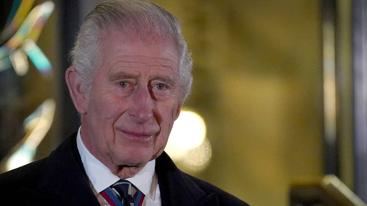 Mit Tränen in den Augen und tief berührt hat König Charles III. 11. November 2023 in London eine Statue seiner Mutter, Königin Elizabeth II., enthüllt