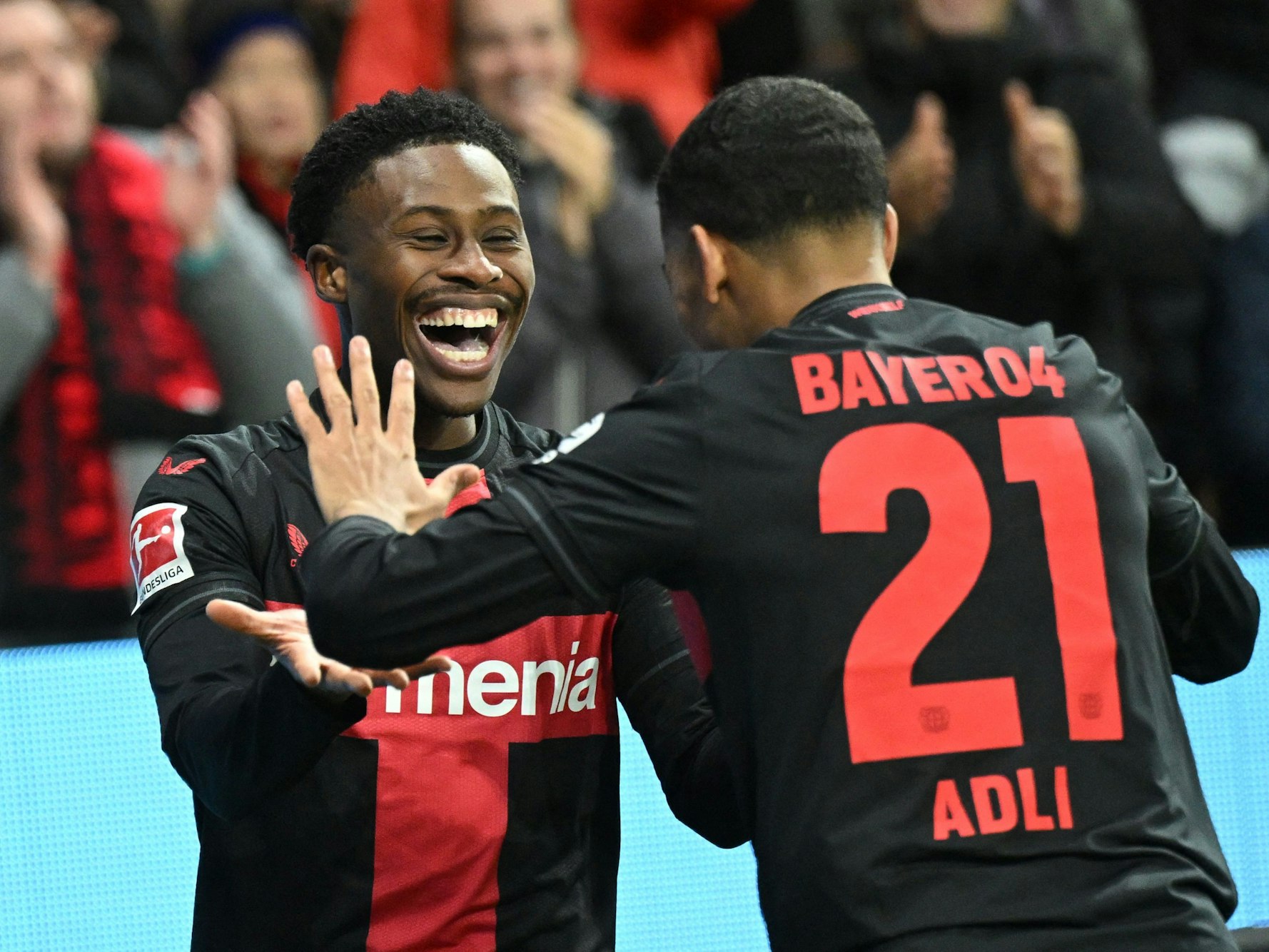 Bayer Leverkusen feiert: Nathan Tella (l) und Amine Adli.
