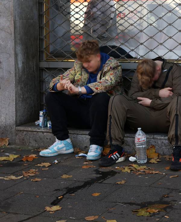 Sessionsauftakt Kölner Karneval Zülpicher Straße: Jugendliche, die mit dem Alkohol übertrieben haben.