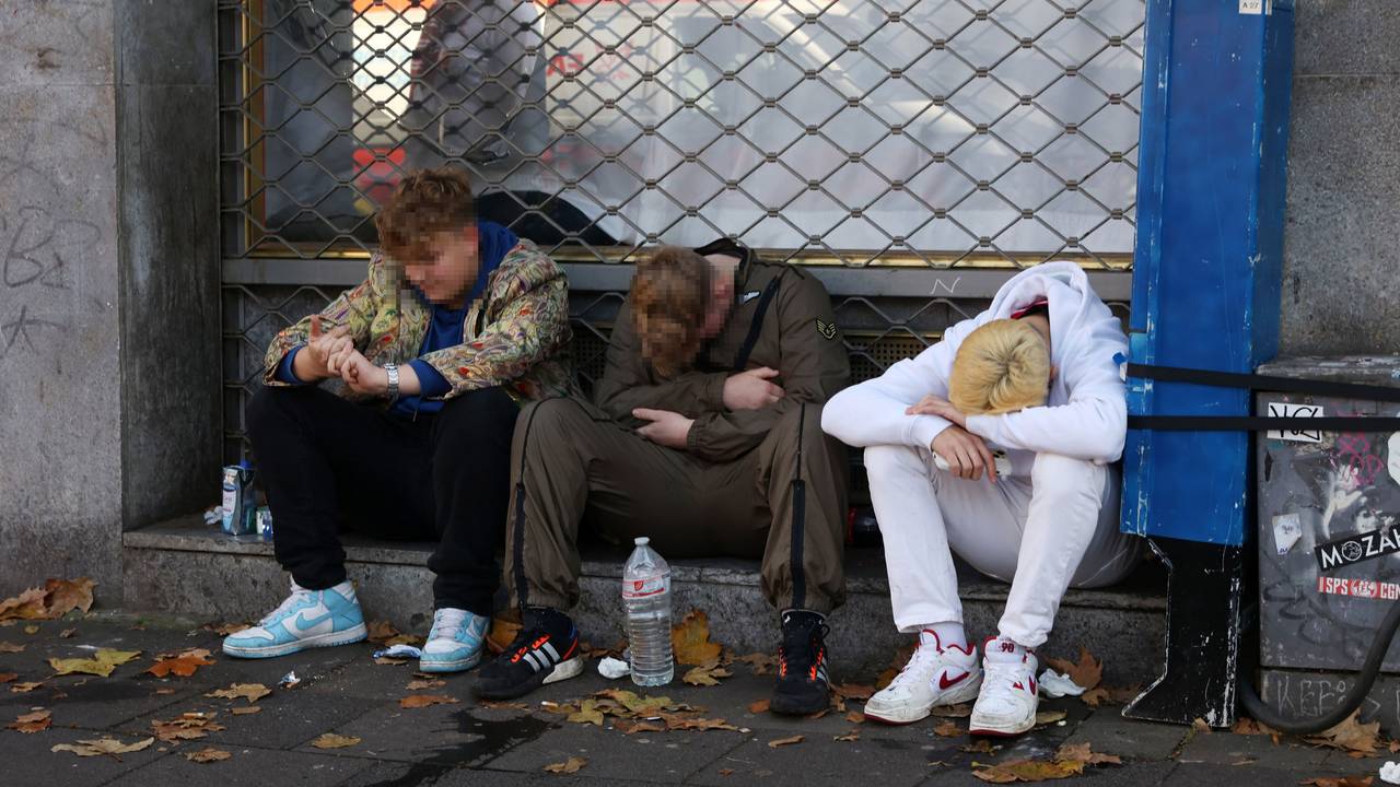 Sessionsauftakt Kölner Karneval Zülpicher Straße: Jugendliche, die mit dem Alkohol übertrieben haben.