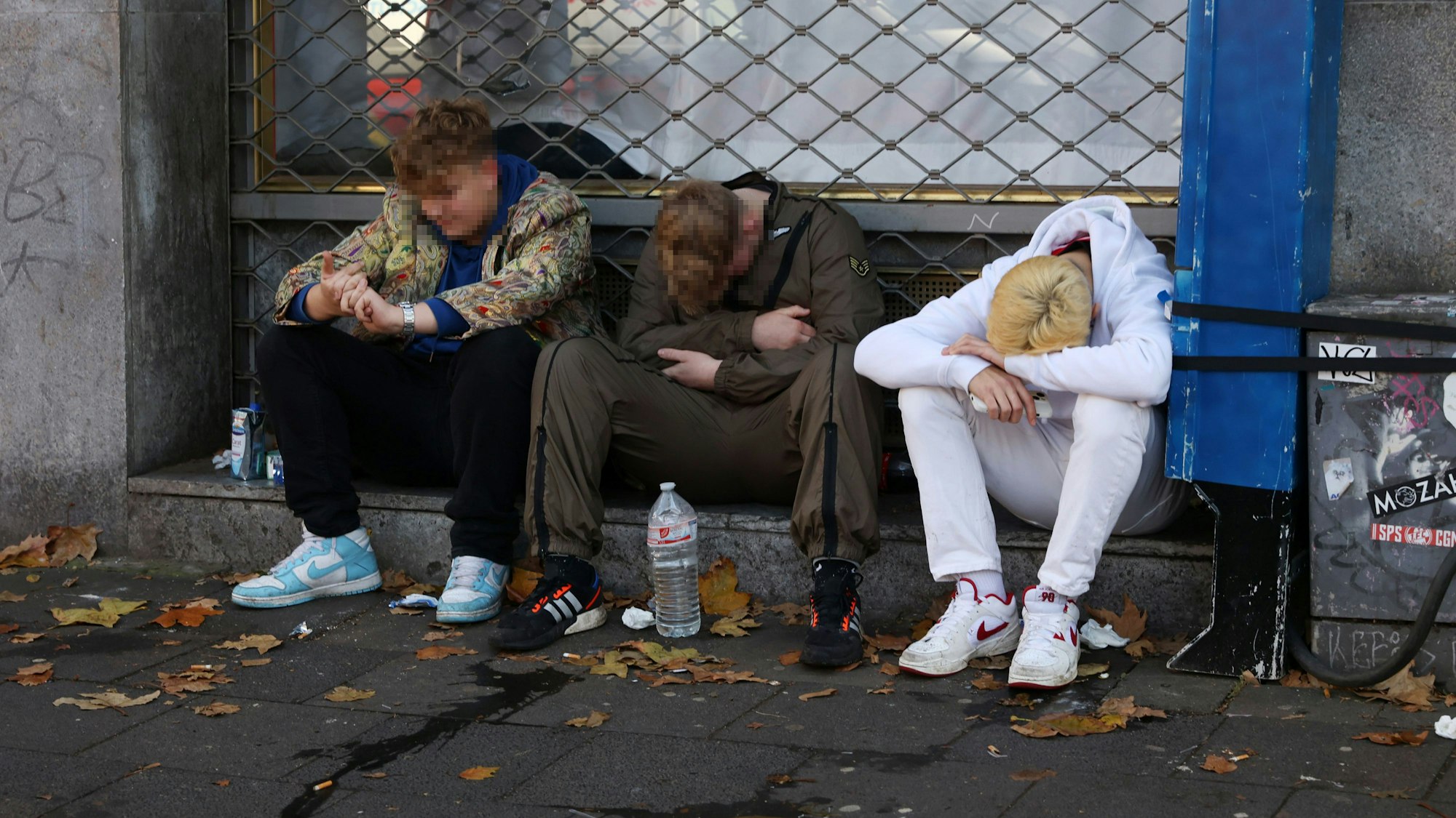 Sessionsauftakt Kölner Karneval Zülpicher Straße: Jugendliche, die mit dem Alkohol übertrieben haben.