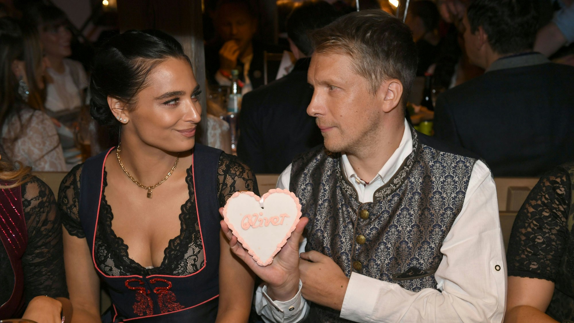 Der Comedian Oliver Pocher und seine Frau Amira feiern beim „Almauftrieb“ im Käfer-Zelt auf dem Oktoberfest.