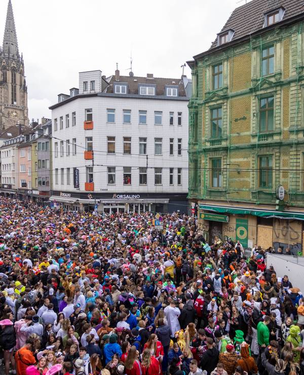 Menschenmassen auf der Zülpicher Straße in Köln. Die Straße ist von oben zu sehen.