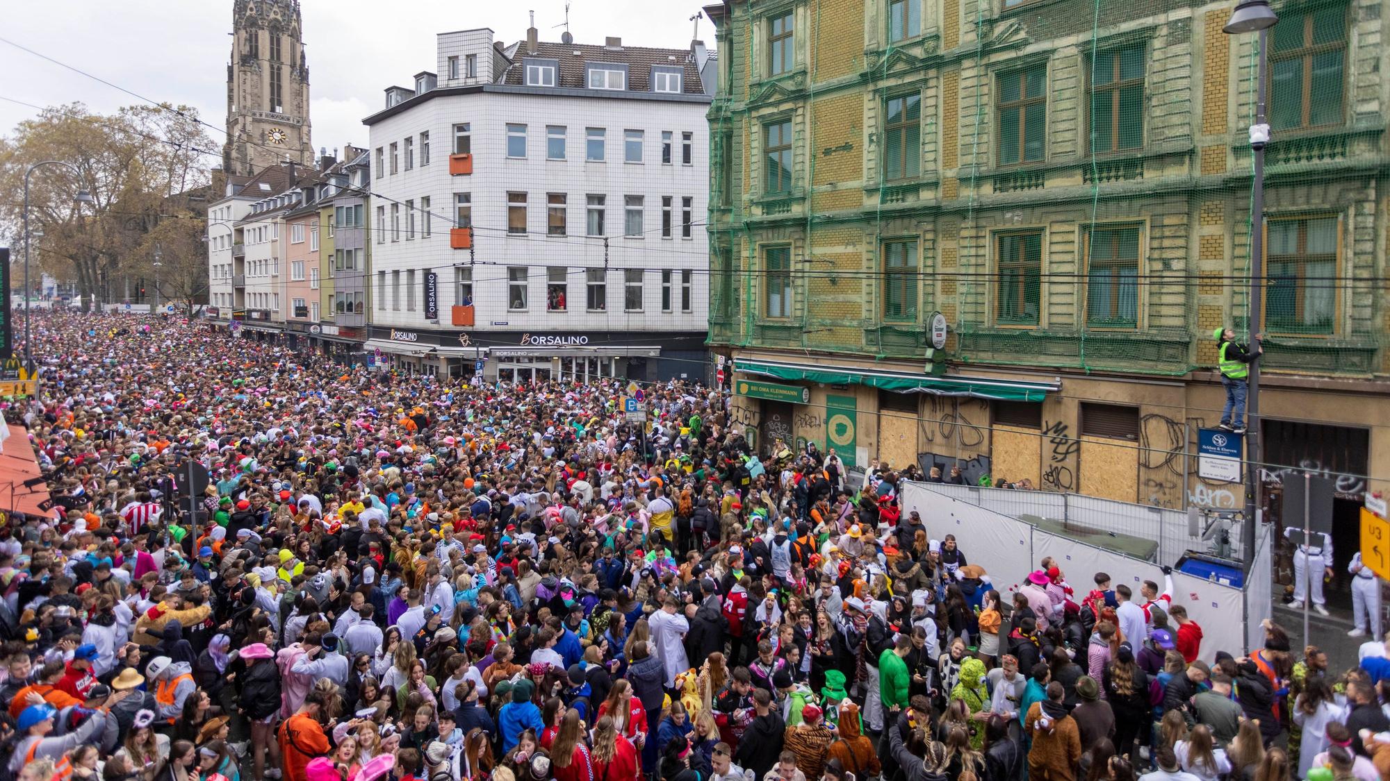 Menschenmassen auf der Zülpicher Straße in Köln. Die Straße ist von oben zu sehen.
