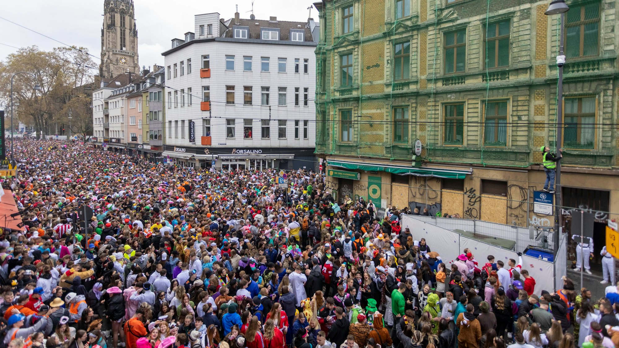 Menschenmassen auf der Zülpicher Straße in Köln. Die Straße ist von oben zu sehen.