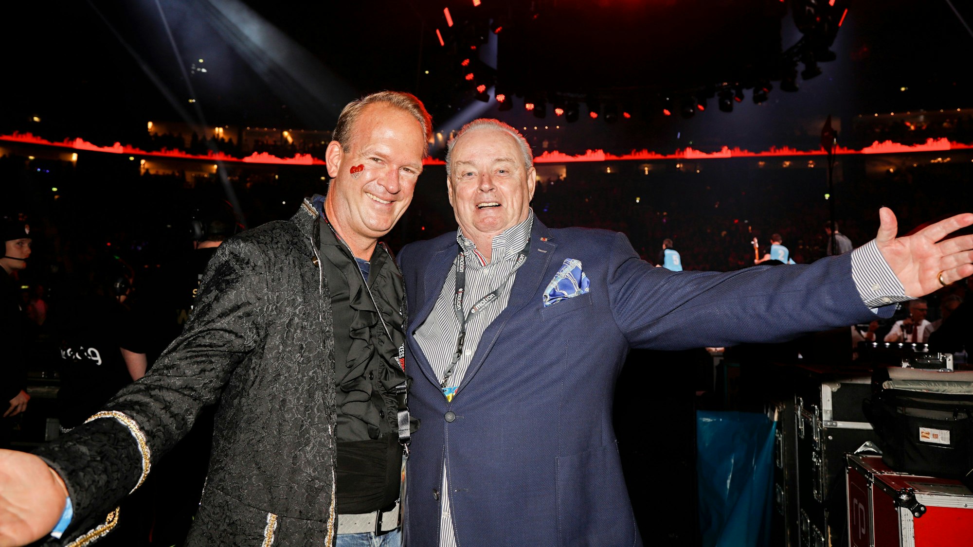 Stefan Löcher mit Ralf Bernd Assenmacher in der Lanxess-Arena.
