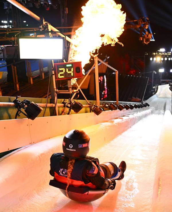 Eine Kandidatin der Wok-WM 2023 auf der Eisbahn.