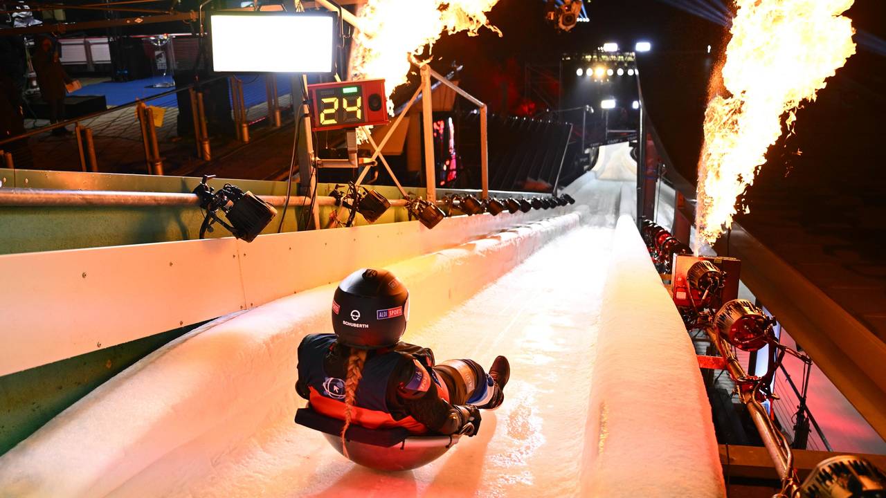 Eine Kandidatin der Wok-WM 2023 auf der Eisbahn.