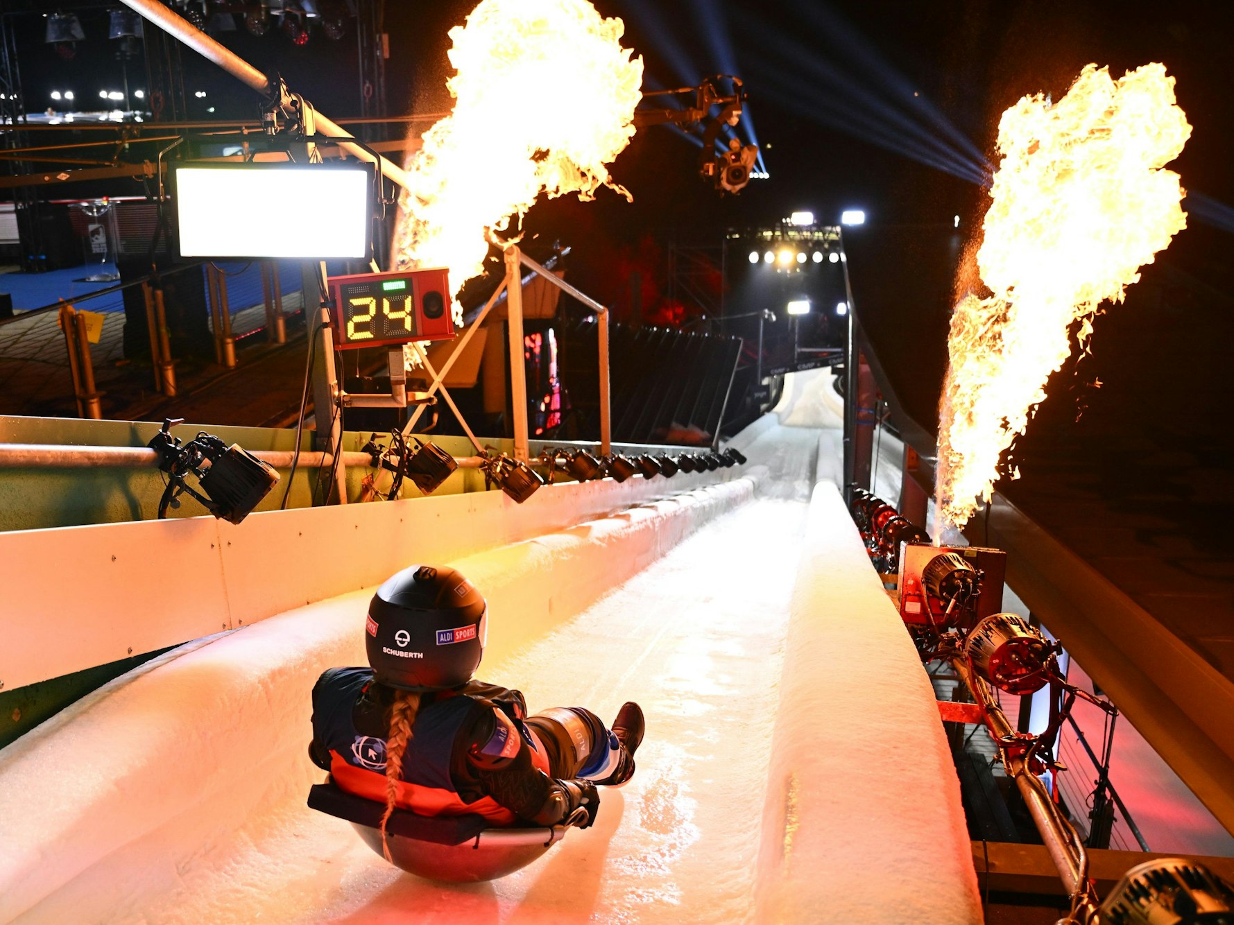 Eine Kandidatin der Wok-WM 2023 auf der Eisbahn.