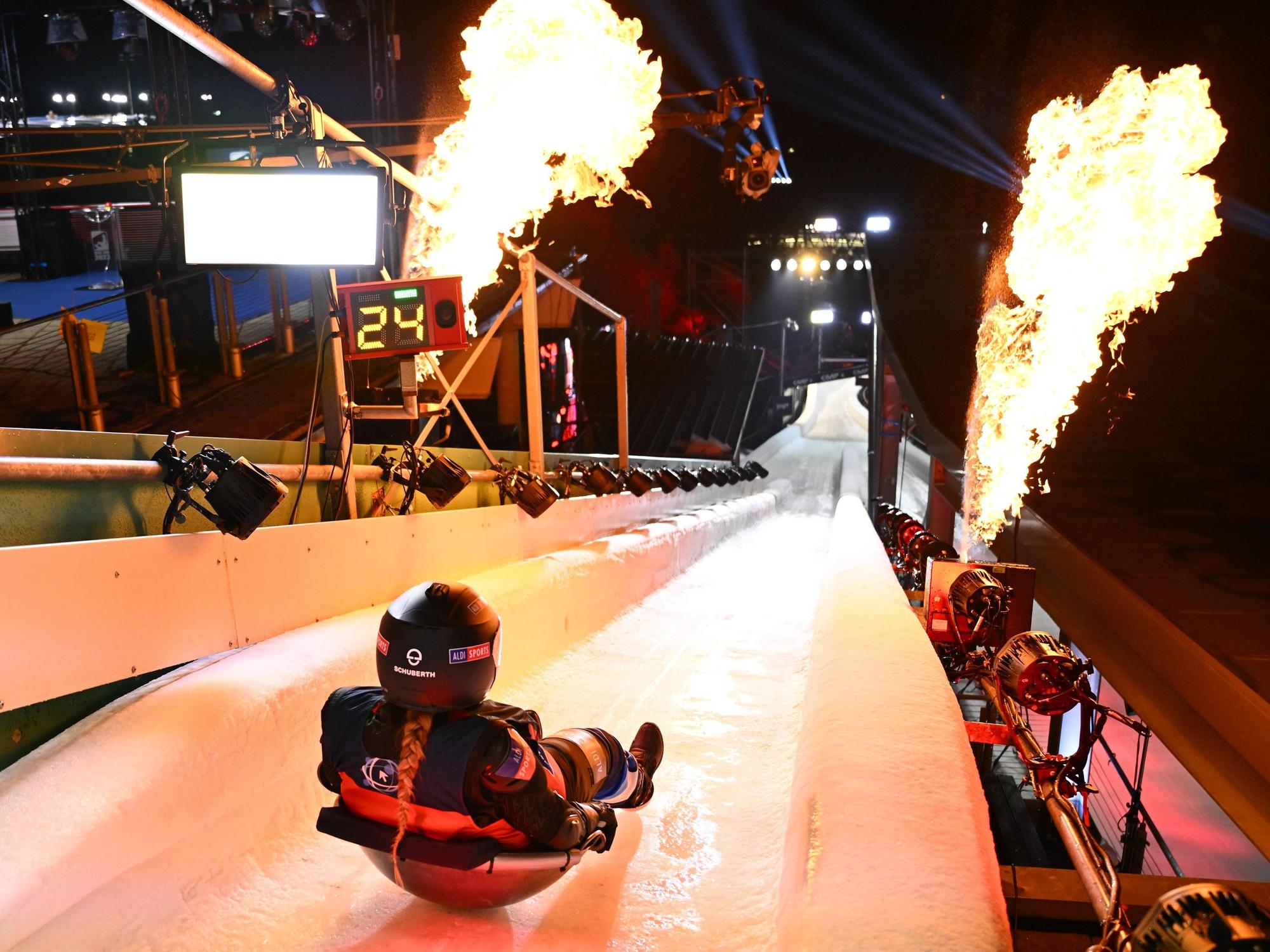 Eine Kandidatin der Wok-WM 2023 auf der Eisbahn.