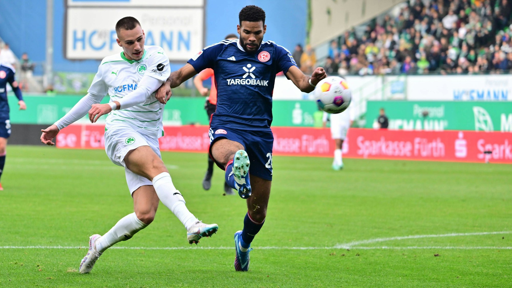 Fürths Tim Lemperle zieht ab, Fortuna Düsseldorfs Jamil Siebert will den Schuss blocken.