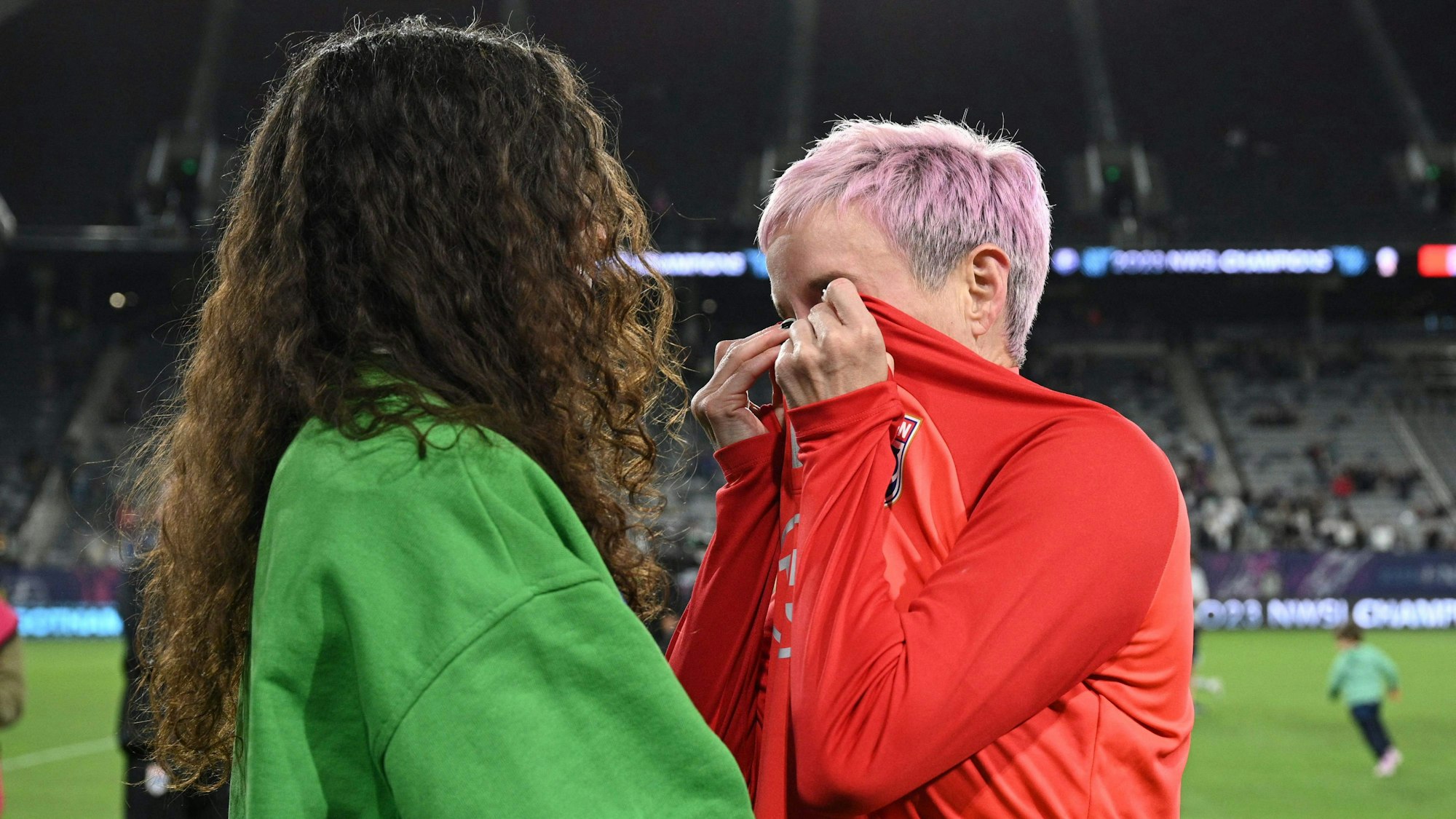 Megan Rapinoe wird nach ihrem letzten Spiel, das wegen einer schweren Verletzung früh endete, von ihrer Lebensgefährtin Sue Bird getröstet.