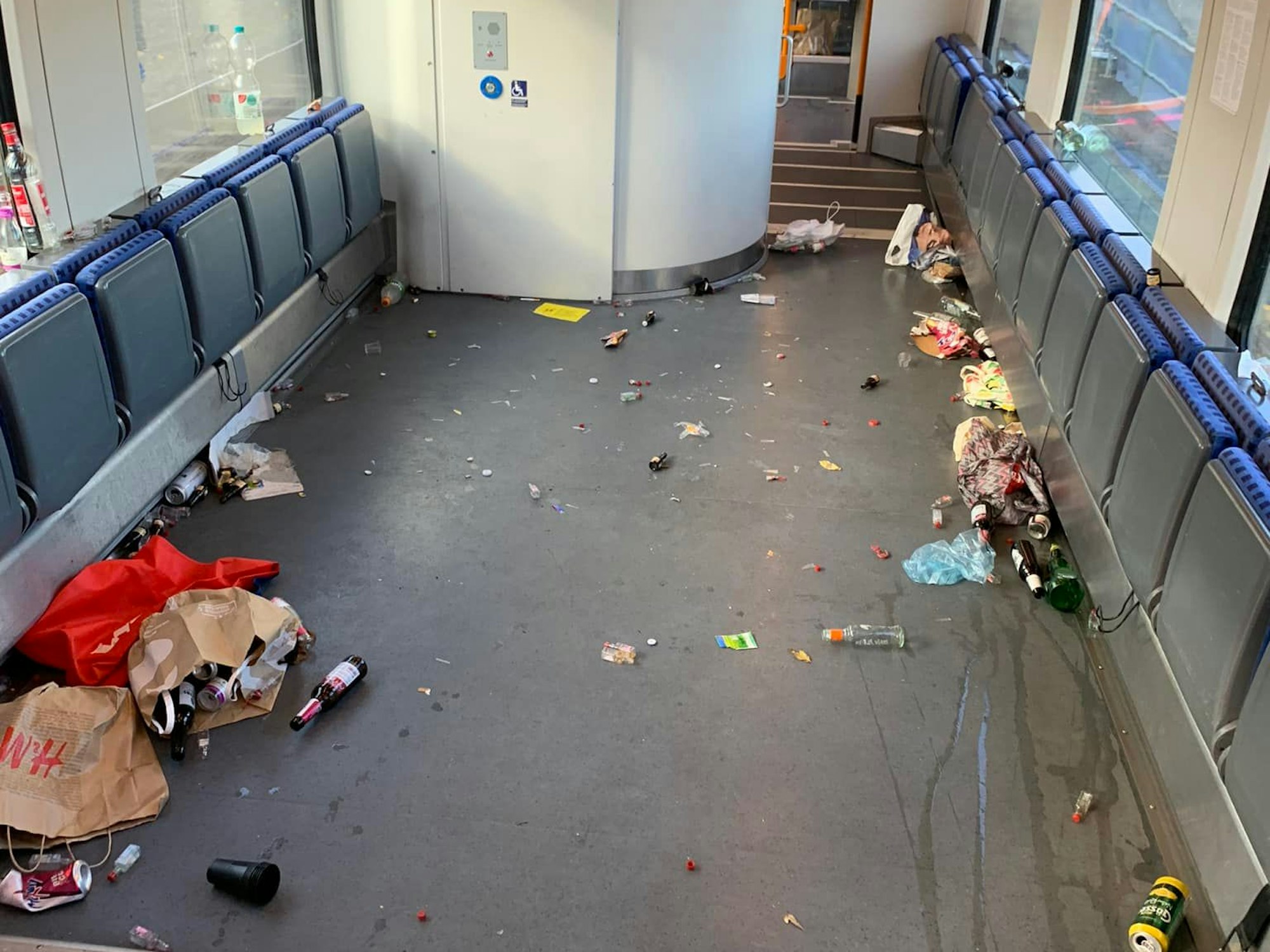 Foto aus einem Zug der Deutschen Bahn, überall ist Müll zu sehen.