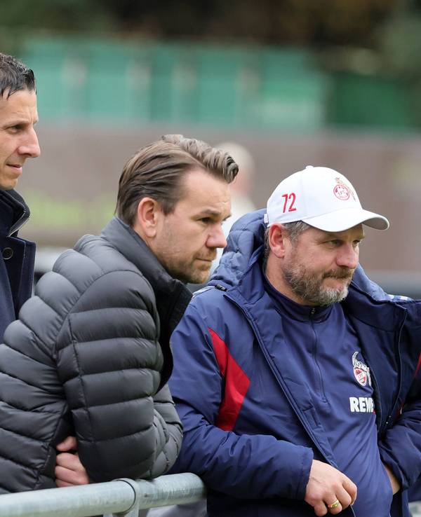 Christian Keller (li.) und Thomas Kessler und Ex-Trainer Steffen Baumgart (re.) im FC-Training am 30. Oktober 2023.
