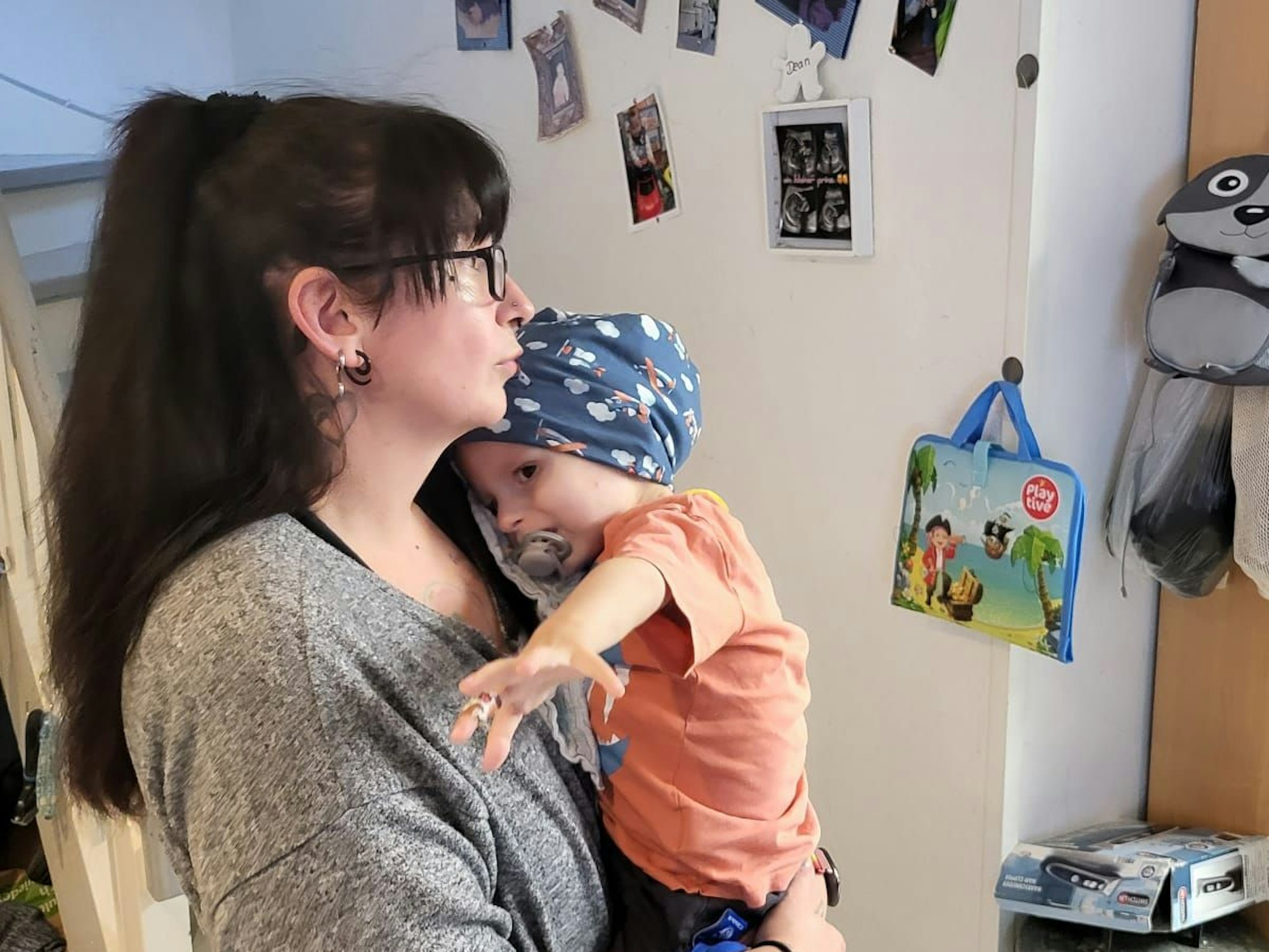 Ein Kind auf dem Arm seiner Mutter im eigenen Zuhause.