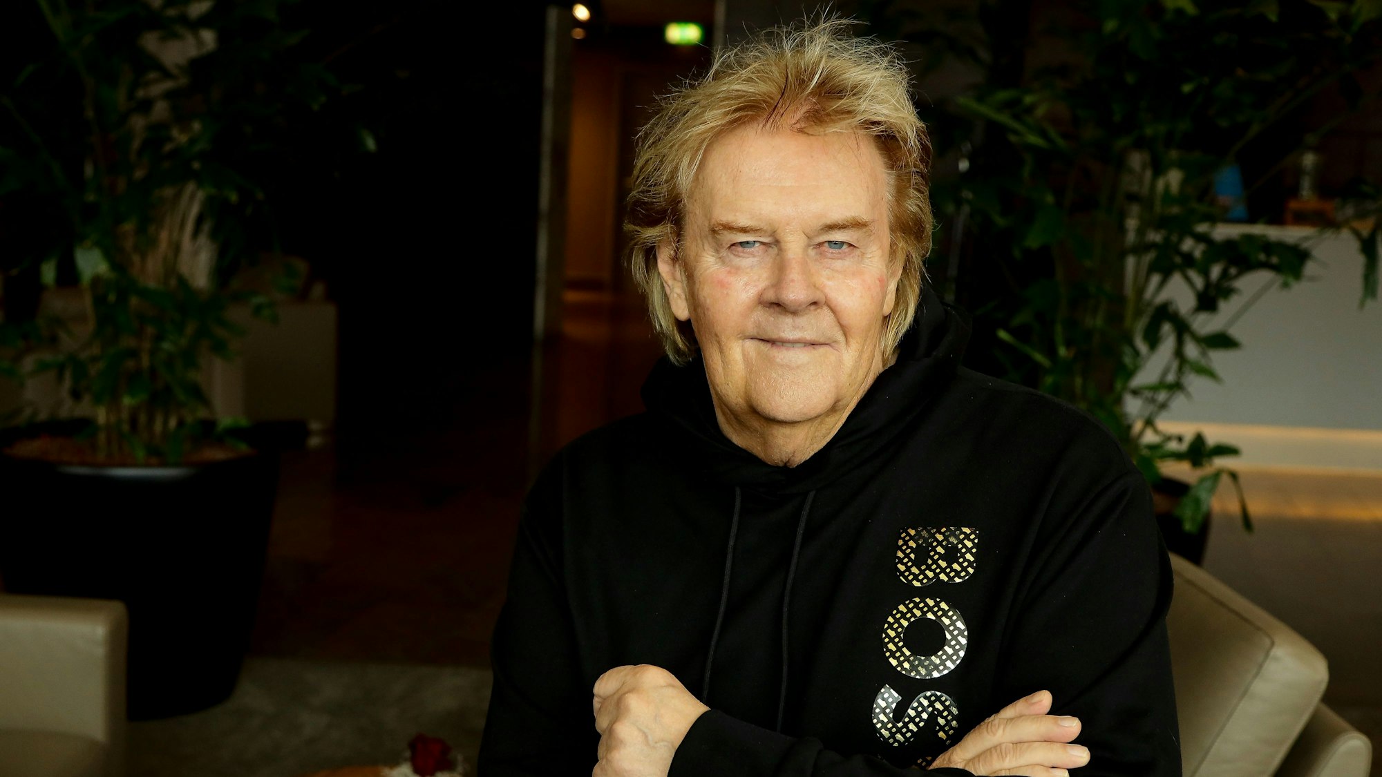 Am 22. September 2023 blickt Howie im Hoodie lässig in die Kamera. Der Schlagerstar Howard Carpendale hatte sich mit EXPRESS.de zum Interview im Kölner Dorint Hotel getroffen.