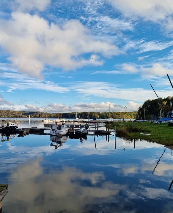 Der Bostalsee im Saarland im Oktober 2023 bei strahlendem Sonnenschein.