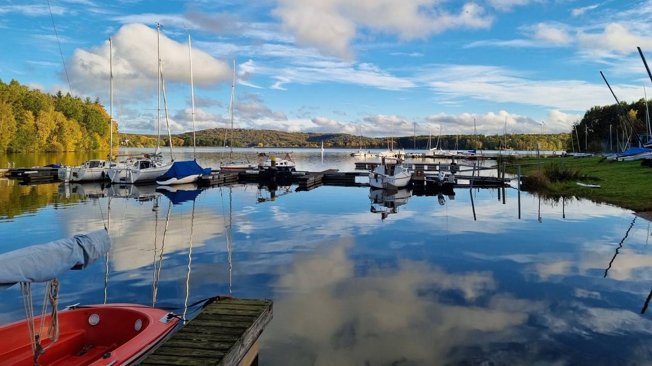 Der Bostalsee im Saarland im Oktober 2023 bei strahlendem Sonnenschein.