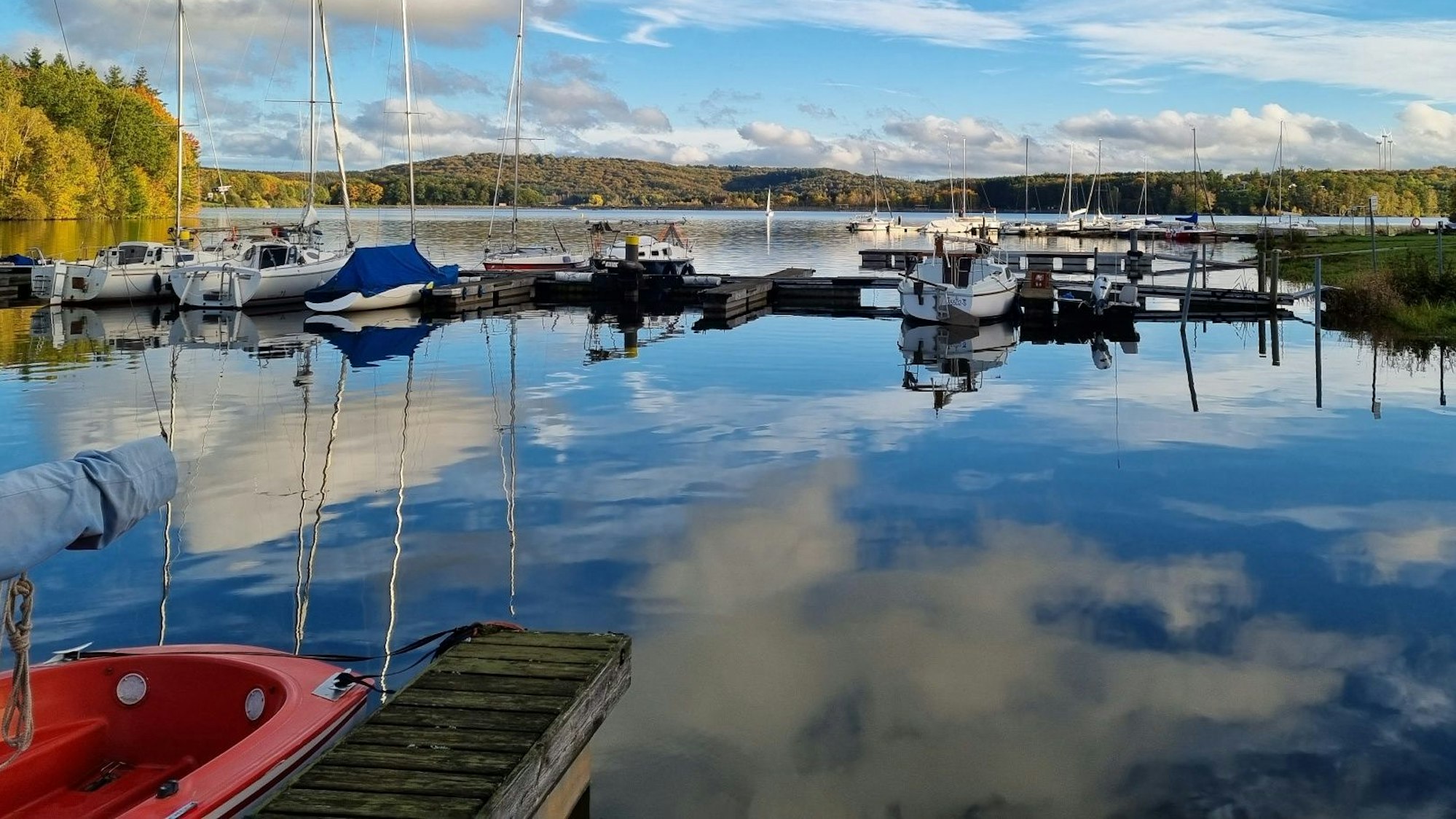 Der Bostalsee im Saarland im Oktober 2023 bei strahlendem Sonnenschein.