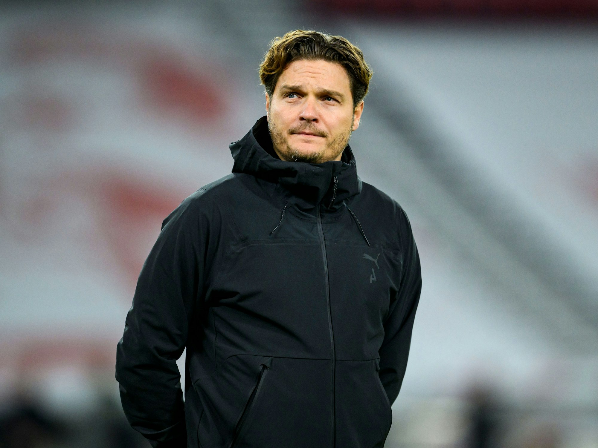 Edin Terzić schaut unglücklich.