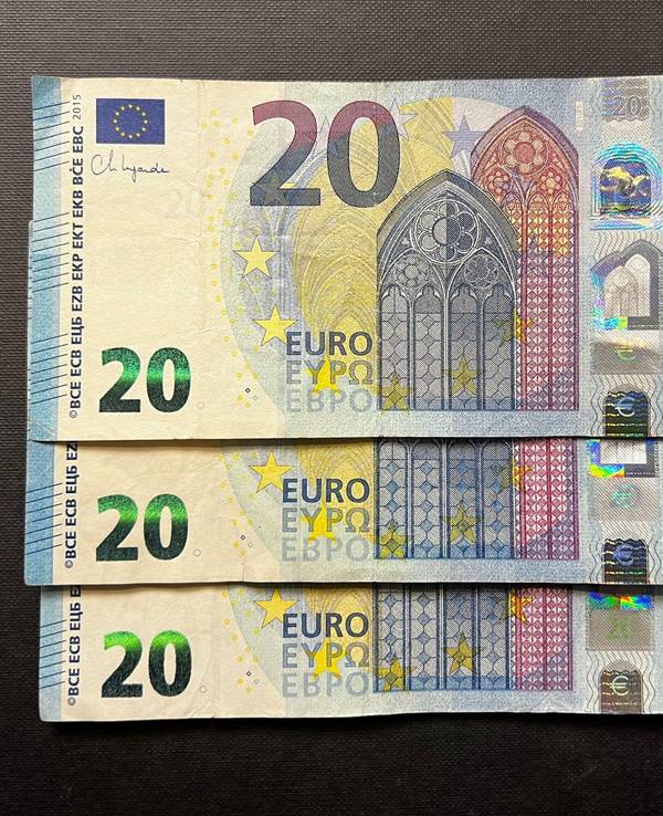 Das Foto zeigt drei falsche 20er-Scheine