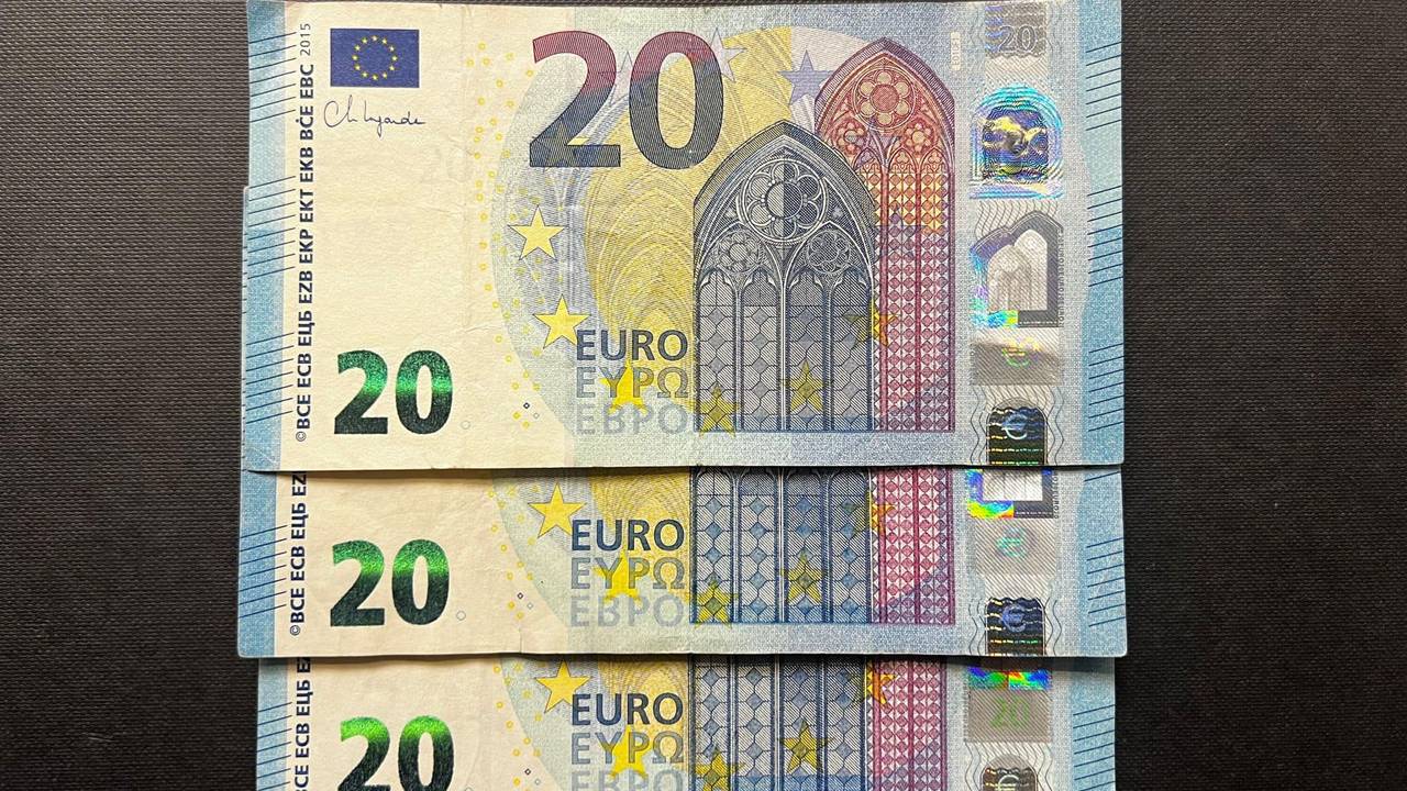 Das Foto zeigt drei falsche 20er-Scheine