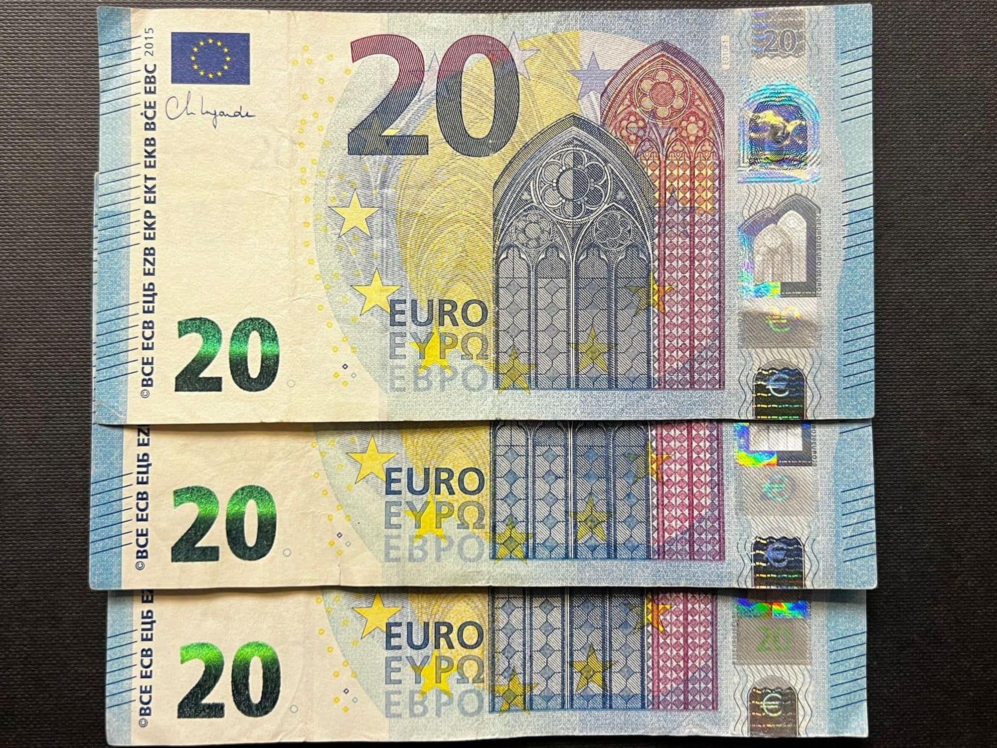 Das Foto zeigt drei falsche 20er-Scheine
