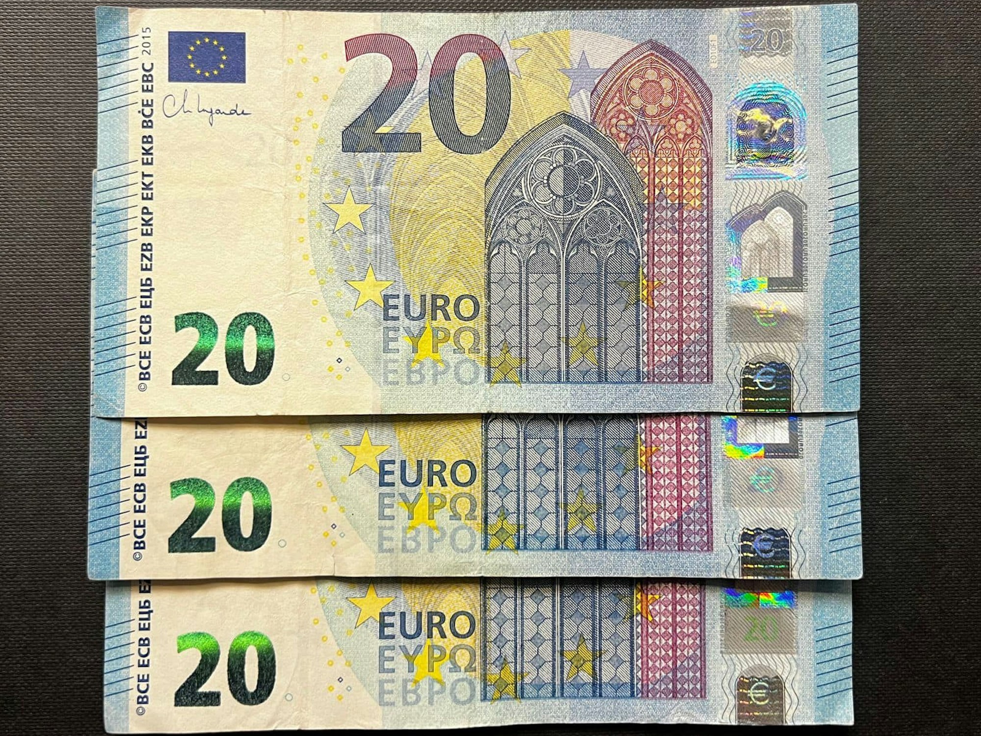Das Foto zeigt drei falsche 20er-Scheine