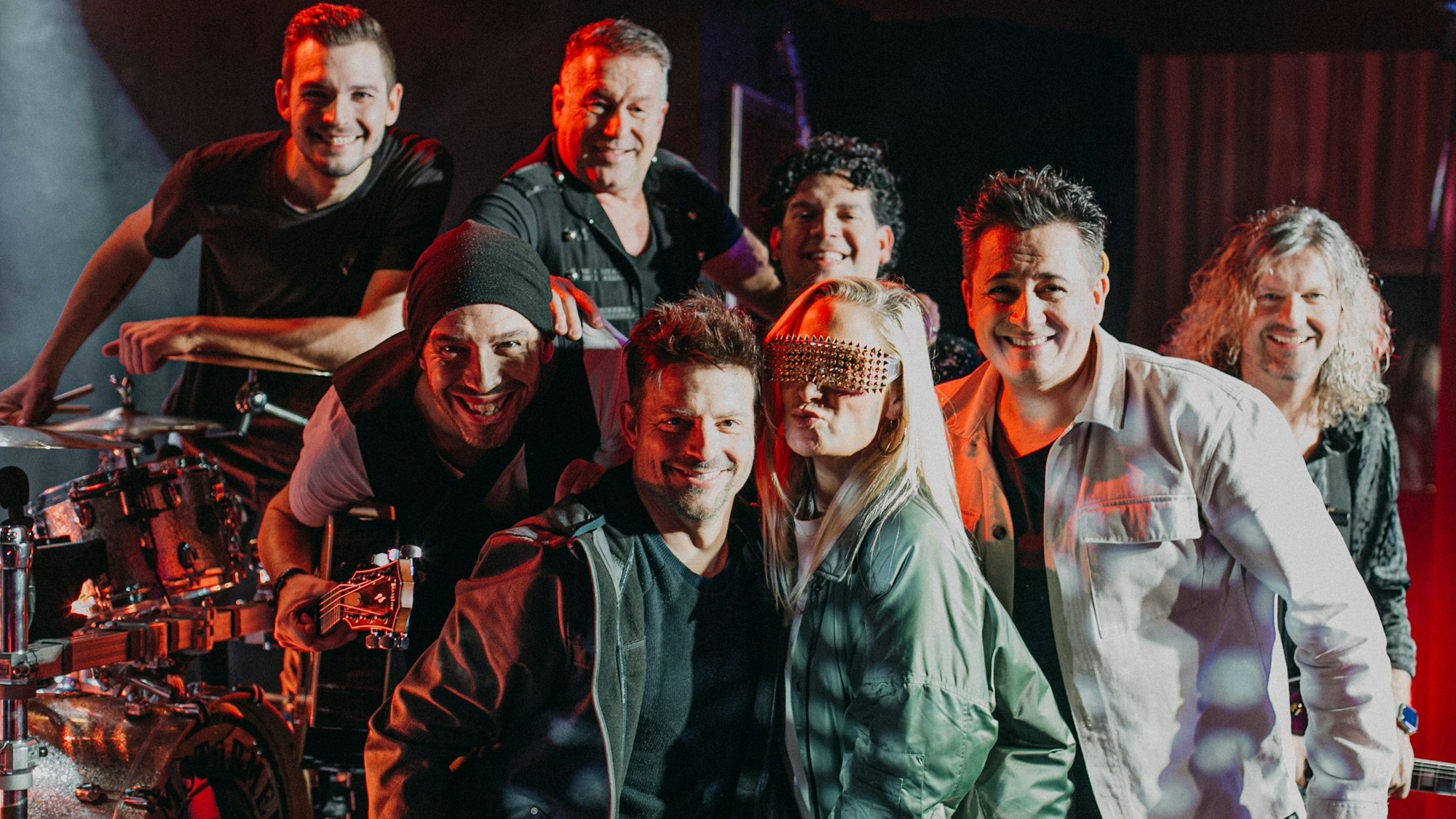 Die Domstürmer zusammen mit den Schauspielern Janine Kunze und Daniel Buder beim Dreh ihres neuen Musikvideos.