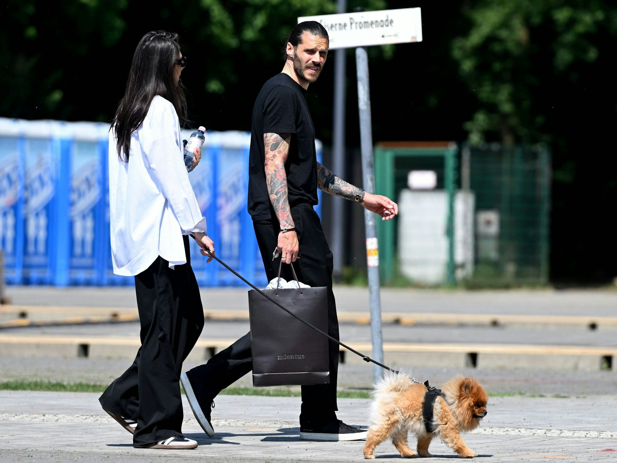 Arnela und Christopher Trimmel gehen mit Hund spazieren.