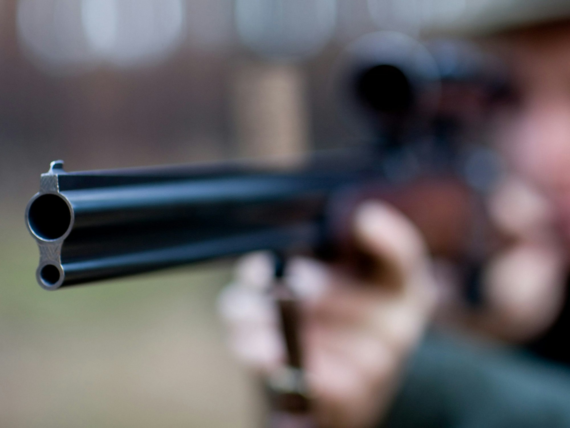 Dieses Symbolfoto zeigt einen Mann, der mit seinem Jagdgewehr zielt.