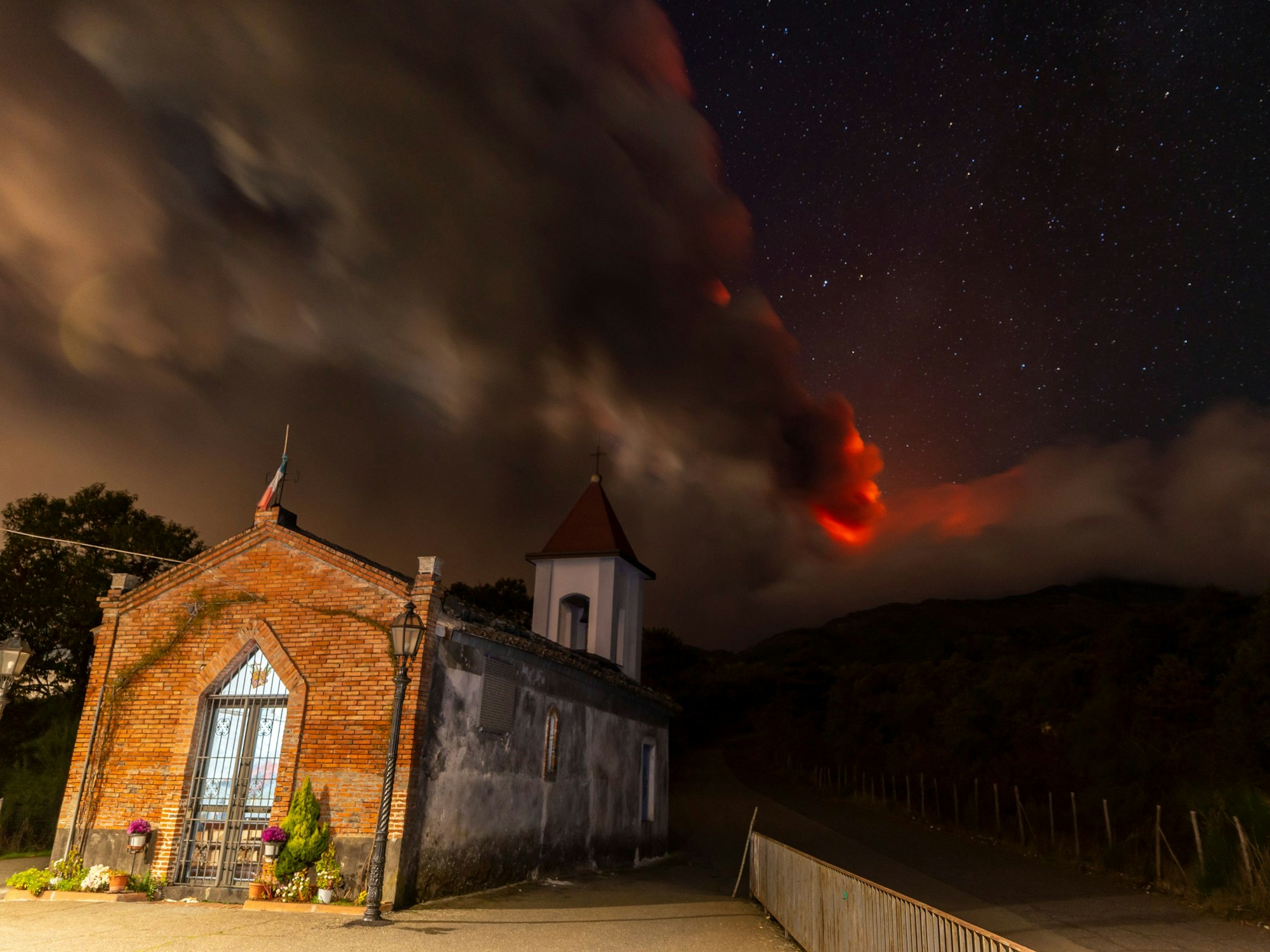 Rauchschwaden des Vulkans Ätna, gesehen von der Kirche Magazzeni in der Nähe des Dorfes Sant'Alfio.
