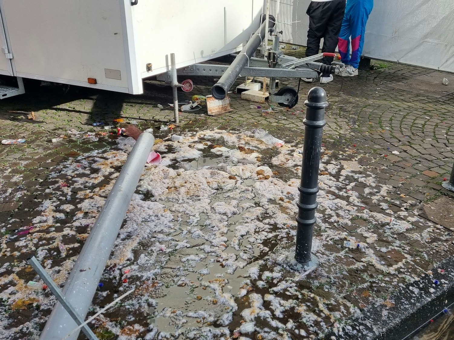 Ein Toiletten-Rohr hat sich gelöst. An der Kreuzung Roonstraße/Zülpicher Straße in Köln liegen Fäkalien und Toilettenpapier vor einem Klo-Häuschen.