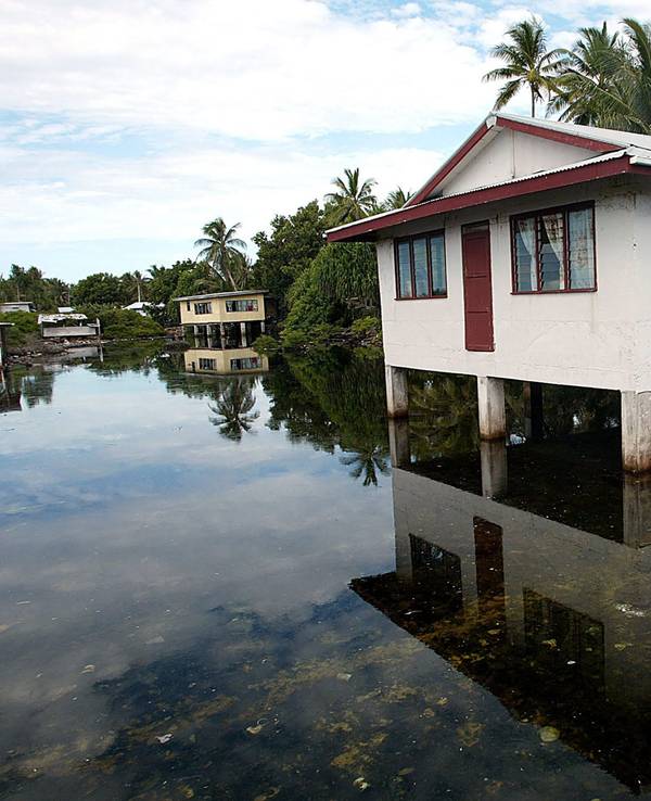 Blick auf ein auf Stelzen gebautes Haus in Tuvalu: Der Inselstaat versinkt allmählich im Meer, Australien nimmt 280 Menschen jährlich auf.