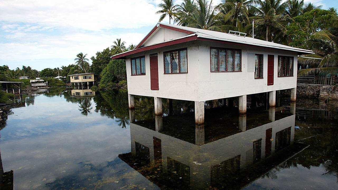 Blick auf ein auf Stelzen gebautes Haus in Tuvalu: Der Inselstaat versinkt allmählich im Meer, Australien nimmt 280 Menschen jährlich auf.