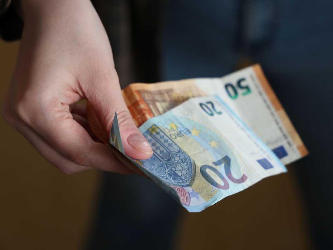 Jugendliche bezahlen im Raum Euskirchen mit falschen 20er und 50er Banknoten.