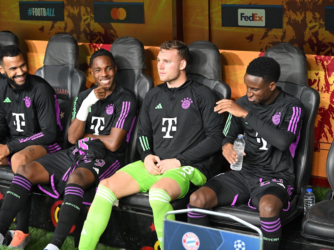 Die Bayern-Ersatzbank in der Champions League mit Thomas Müller, Eric Maxim Choupo-Moting, Mathys Tel, Daniel Peretz und Bouna Sarr (v.l.n.r.).