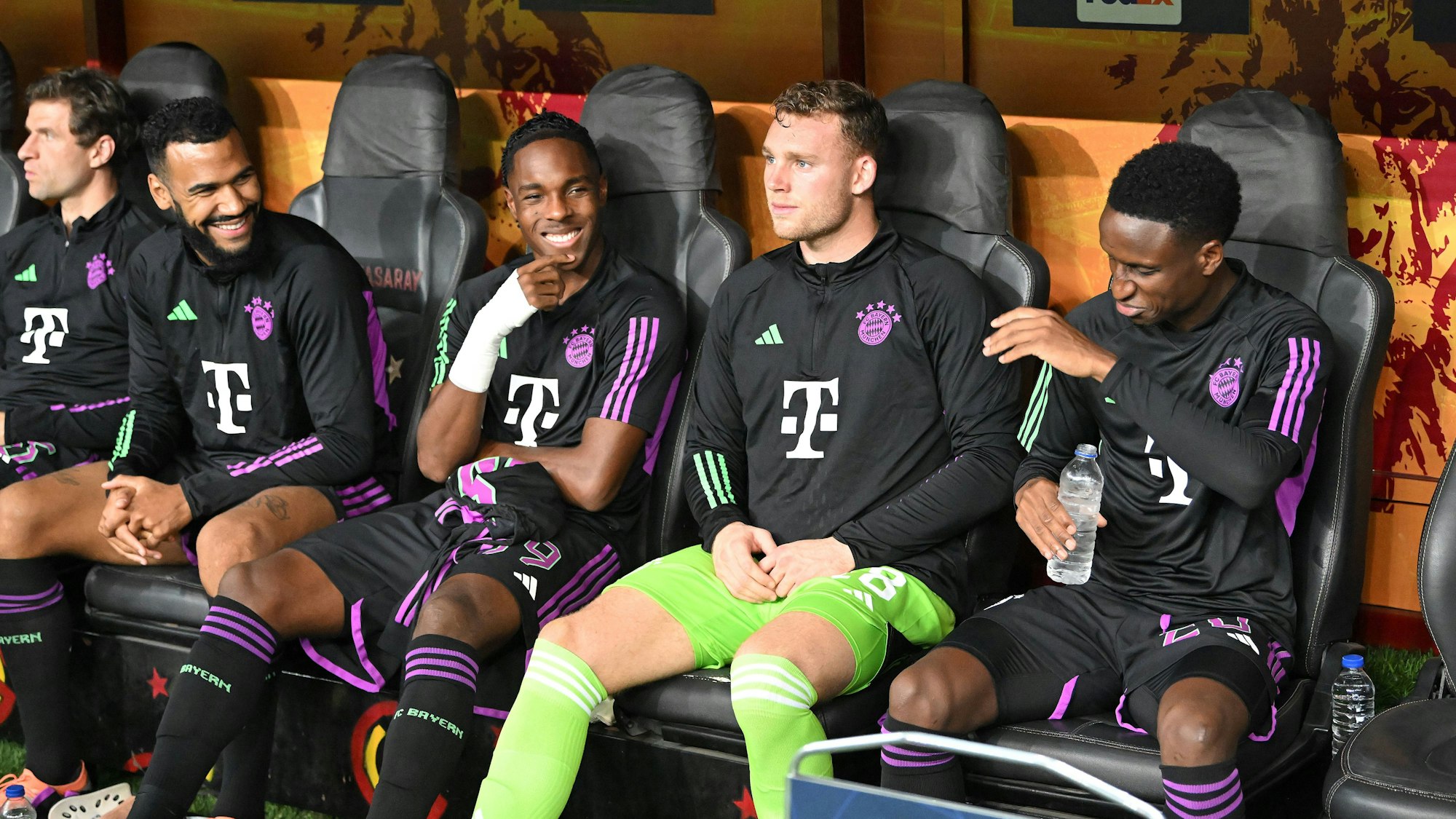 Die Bayern-Ersatzbank in der Champions League mit Thomas Müller, Eric Maxim Choupo-Moting, Mathys Tel, Daniel Peretz und Bouna Sarr (v.l.n.r.).
