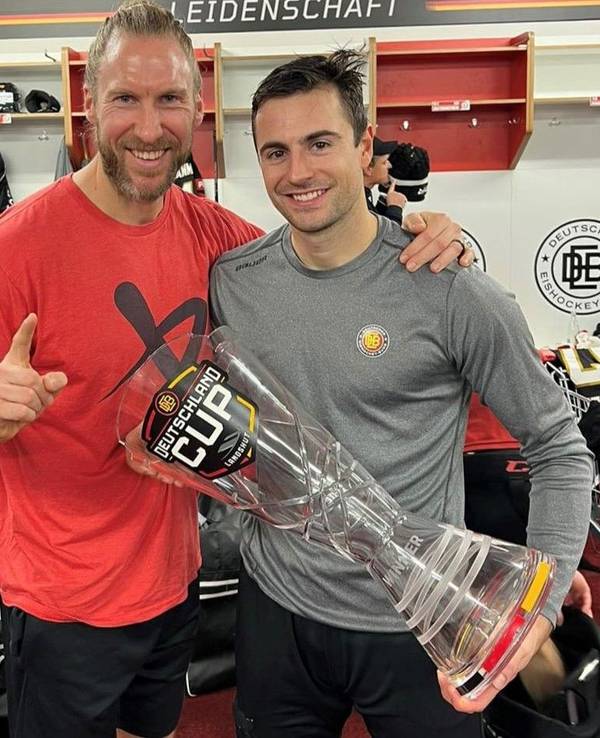 Eishockey-Stürmer Maxi Kammerer (Kölner Haie) mit Coach Arne Greskowiak beim DEB.