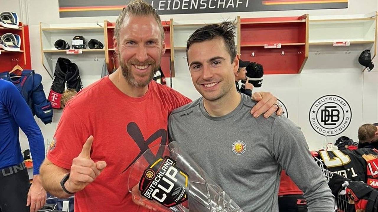 Eishockey-Stürmer Maxi Kammerer (Kölner Haie) mit Coach Arne Greskowiak beim DEB.
