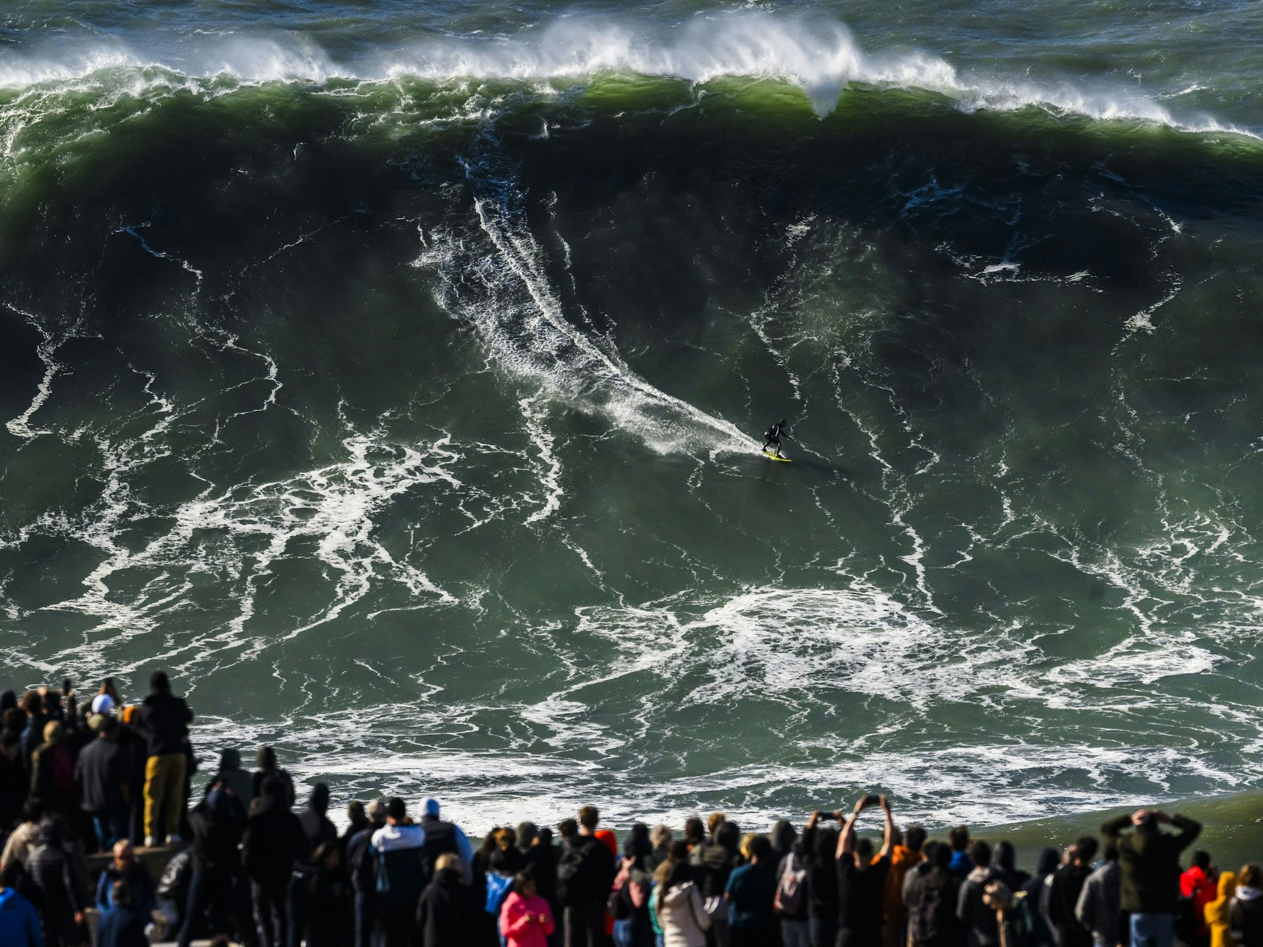 Sebastian Steudtner reitet eine große Welle während einer freien Surfsession am Praia do Norte.