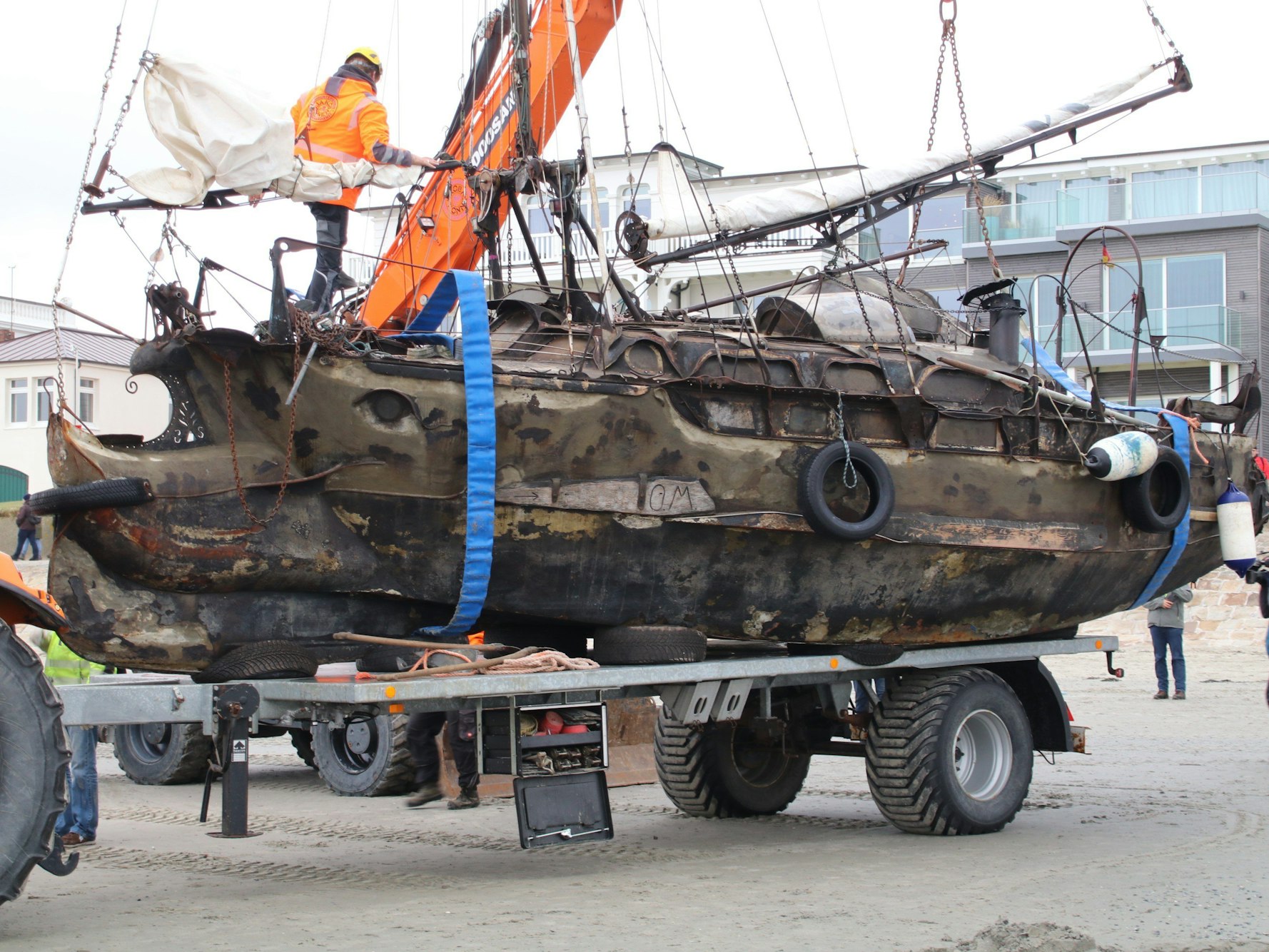 Das gestrandete Segelschiff „Wibo“ wird auf der Insel Norderney am Weststrand auf einen Anhänger verladen.