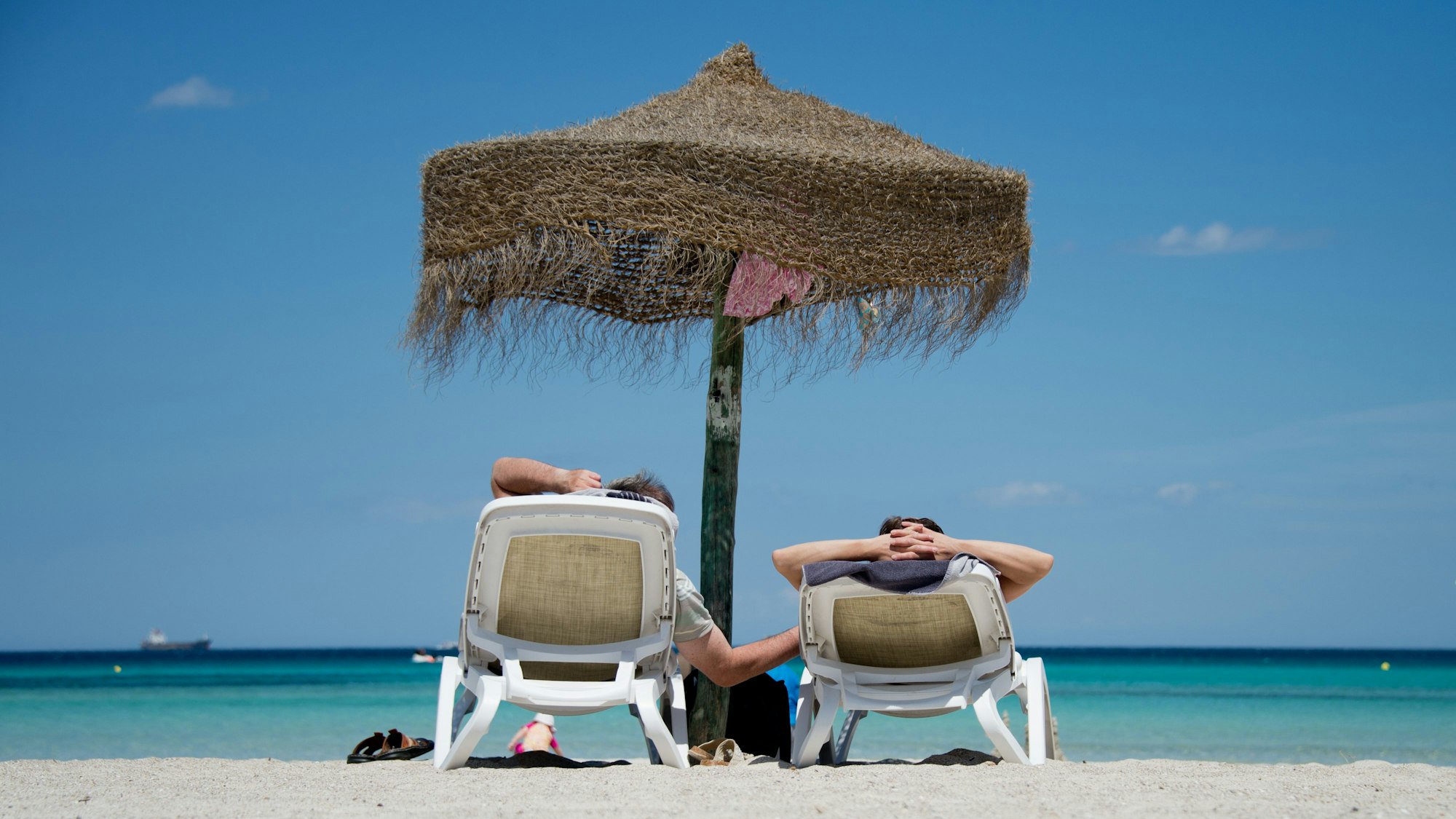 Urlauber liegen am Strand (Symbolfoto)