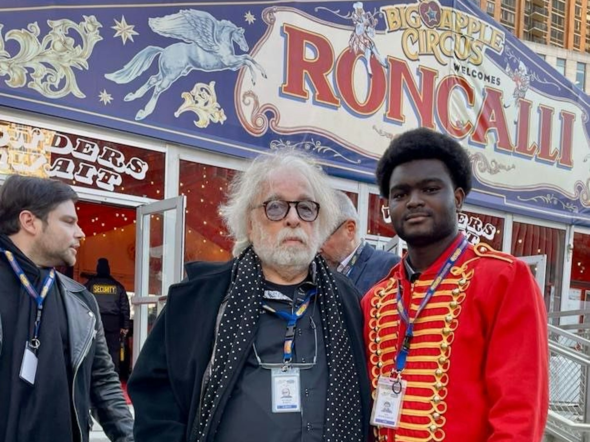 Bernhard Paul vor dem Zirkus.