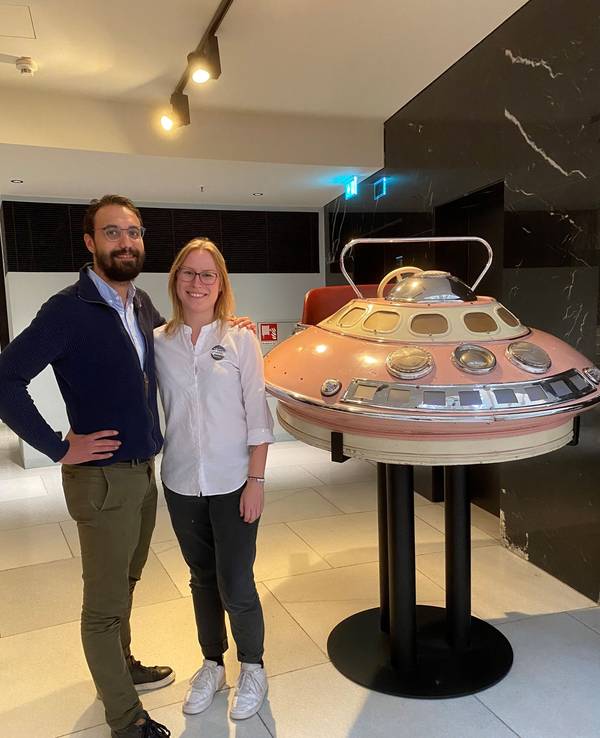Marie Christ, hier mit Hotel-Manager Marco Makowski, hat eine 4-Tage-Woche im 25 Hours-Hotel in Köln. Das Foto wurde im November 2023 aufgenommen.