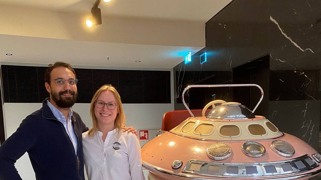 Marie Christ, hier mit Hotel-Manager Marco Makowski, hat eine 4-Tage-Woche im 25 Hours-Hotel in Köln. Das Foto wurde im November 2023 aufgenommen.