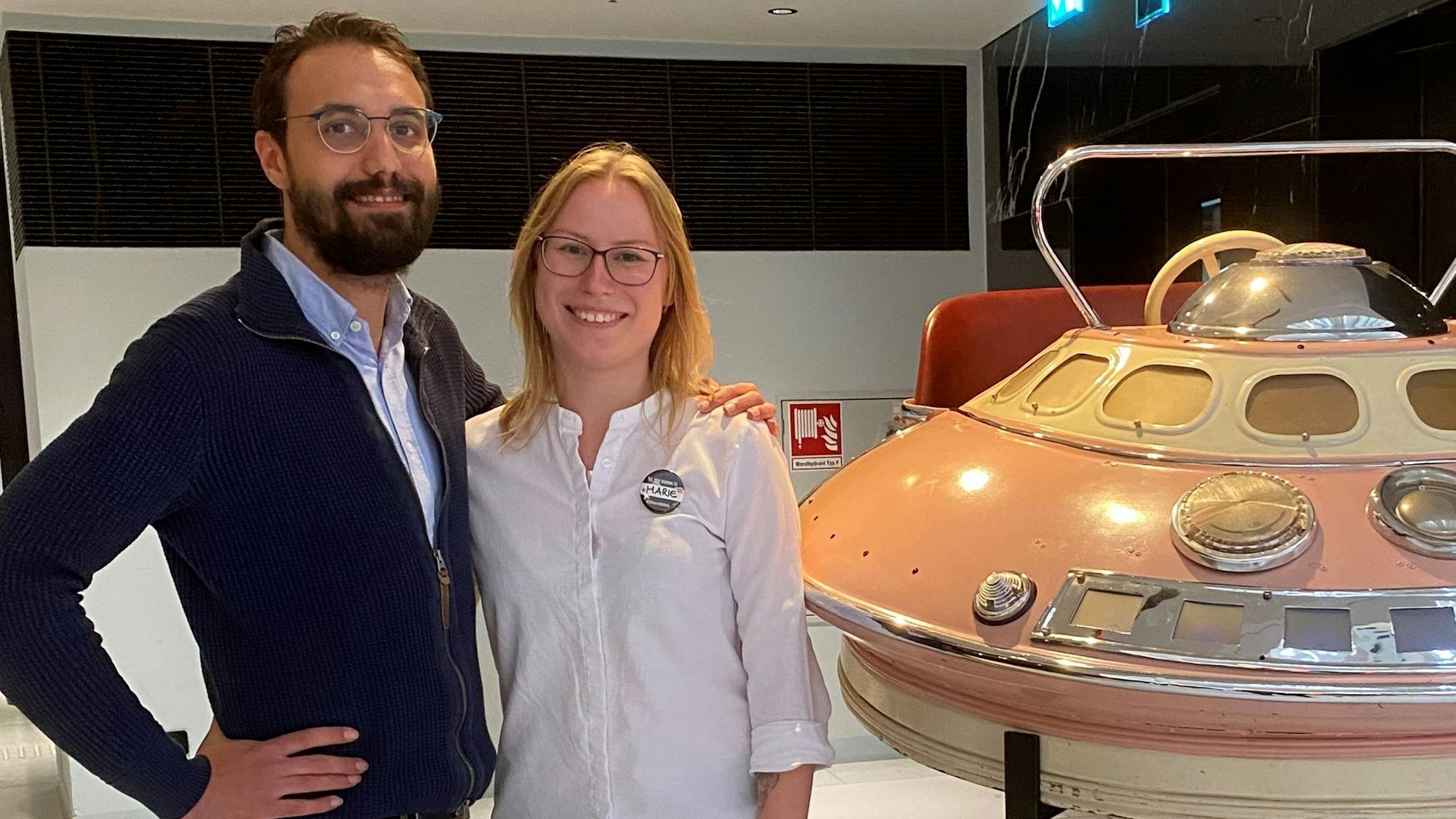 Marie Christ, hier mit Hotel-Manager Marco Makowski, hat eine 4-Tage-Woche im 25 Hours-Hotel in Köln. Das Foto wurde im November 2023 aufgenommen.